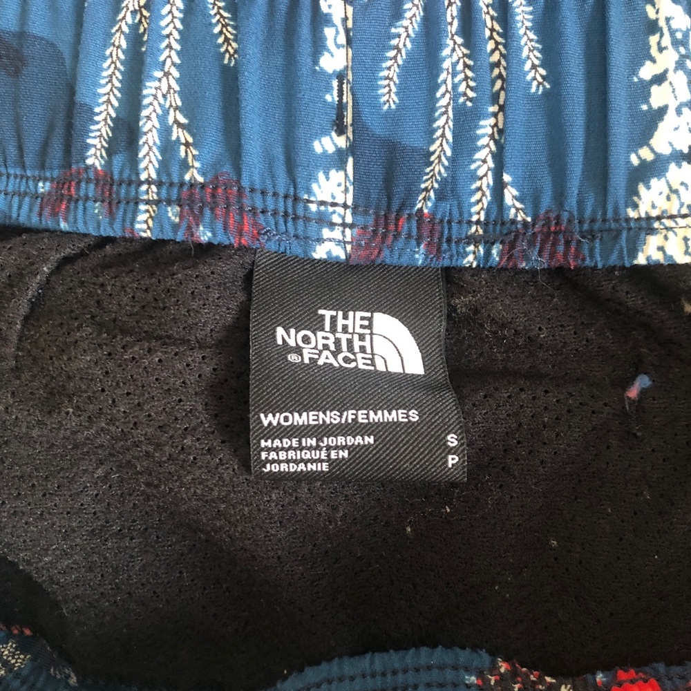 North Face Shorts - Picture 6 of 8